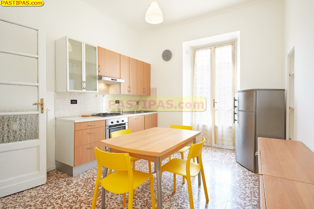 Desain Dapur Kecil untuk Rumah Minimalis dengan Tirai Cantik