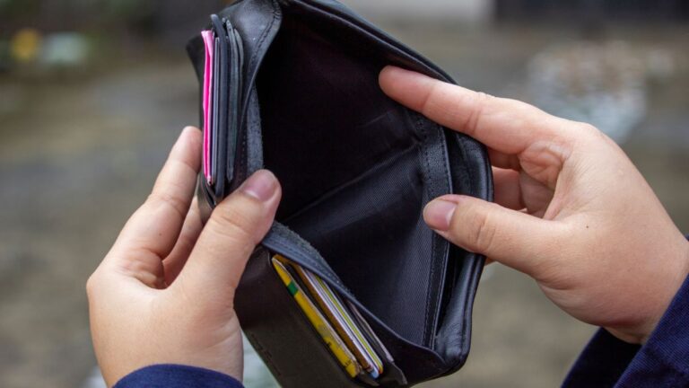 Tabungan Habis Terbitlah Utang, Melihat Kondisi Ekonomi Warga RI yang Kian Sulit