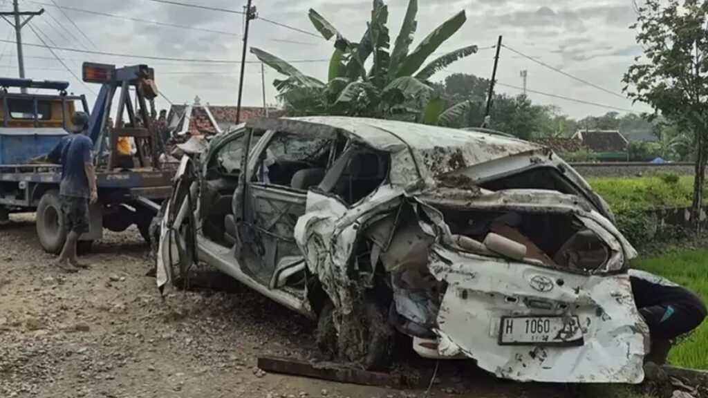 Tragedi Subuh di Grobogan: KA Argo Bromo Anggrek Hantam Avanza