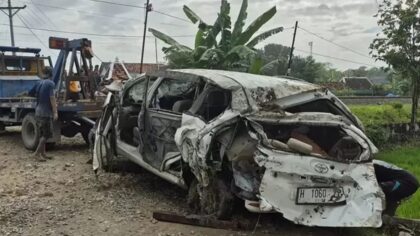 Tragedi Subuh di Grobogan: KA Argo Bromo Anggrek Hantam Avanza